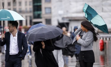 Невремето затвори 242 училишта во Северна Ирска, главните патишта блокирани