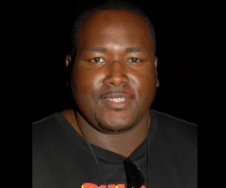 Глумецот Квинтон Арон на апарати за одржување во живот