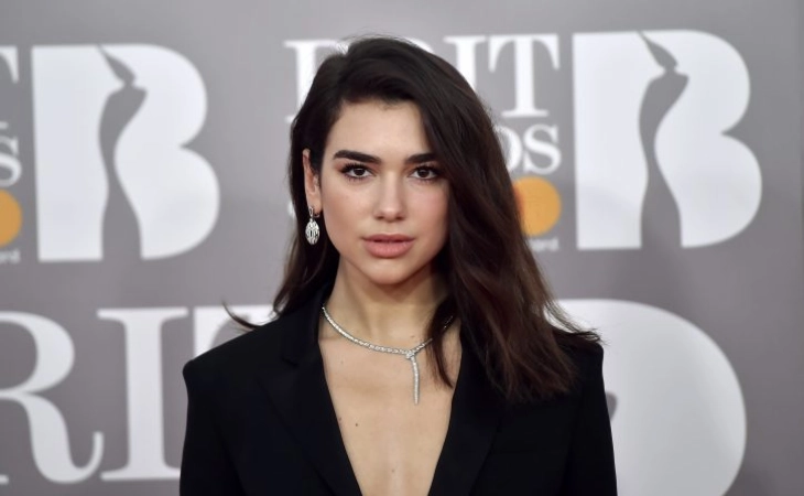 Dua Lipa e tërhoqi vëmendjen në shfaqjen e Shanelit në Paris