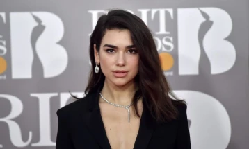 Dua Lipa e tërhoqi vëmendjen në shfaqjen e Shanelit në Paris