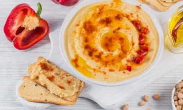 Хумус со наут и печени пиперки