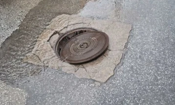 Во Радовиш граѓаните самоволно ги подотвораат капаците на шахтите кога врне, опасност од сериозни повреди и материјални штети