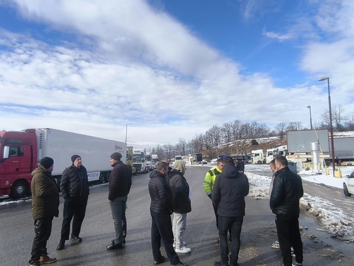 Трет ден блокада на камионџиите на Деве Баир