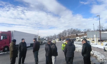 Трет ден блокада на камионџиите на Деве Баир