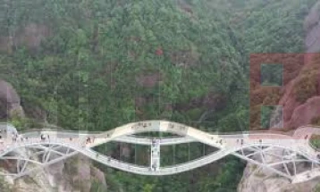 Виткаст, стаклен мост: Дело на човечка рака или на вештачката нтелигенција?