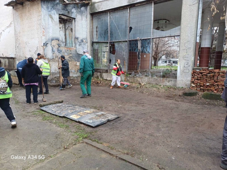 Расчистен запуштениот простор околу поранешниот хотел „Турист“ во Кочани