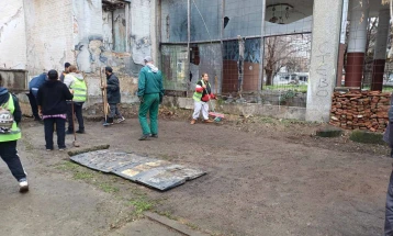 Расчистен запуштениот простор околу поранешниот хотел „Турист“ во Кочани