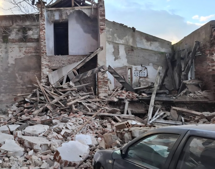 Во Битола се сруши стара куќа, оштетени неколку возила