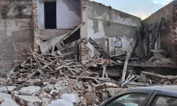 Во Битола се сруши стара куќа, оштетени неколку возила