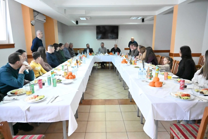 Тошковски во посета на децата и семејствата на загинатите бранители во зимското одморалиште на МВР на Пониква