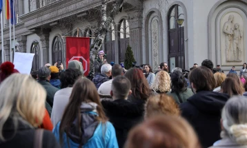 Eko-aktivistë dhe qytetarë në marsh protestues 
