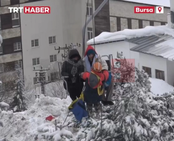 Operacion i suksesshëm shpëtimi në Turqi: Shpëtohen 51 persona të bllokuar në teleferik në malin Uludag