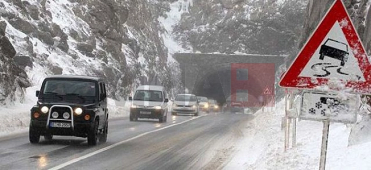 Hiqet ndalesa për kamionë edhe në aksin rrugor Mavrovë-Dibër