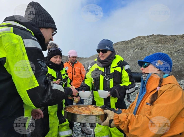 Четвртата група антарктички истражувачи за сезонава, предводена од проф. Пимпирев, беше пречекана со погача и мед на островот Ливингстон