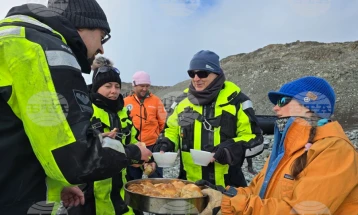 Четвртата група антарктички истражувачи за сезонава, предводена од проф. Пимпирев, беше пречекана со погача и мед на островот Ливингстон