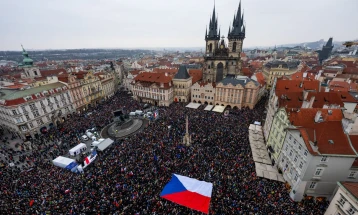 Tens of thousands of Czechs demonstrate for President Pavel