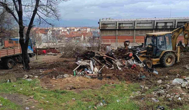 Урнати бесправно изградени објекти во близина на училиштето „Никола Карев“ во Струмица