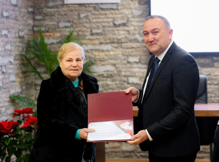 Округот Корча им додели благодарници на македонски фолклористи од Општина Пустец