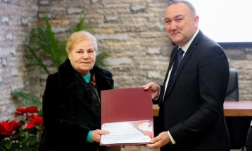 Округот Корча им додели благодарници на македонски фолклористи од Општина Пустец