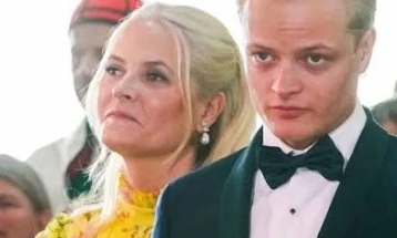 Синот на норвешката принцеза приведен поради напад, закана со нож и прекршување на забраната за приближување