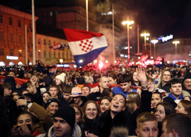 Хрватските ракометари дочекани од илјадници навивачи со настап на пејачот Томпсон