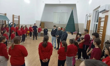 Градоначалникот Костадинов со членовите на ФА „Китка“ во Чешиново - Облешево