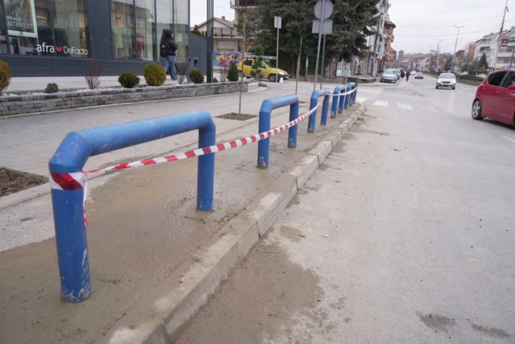 Поставени заштитни столпчиња на булеварот „Трета Македонска ударна бригада“ во Куманово