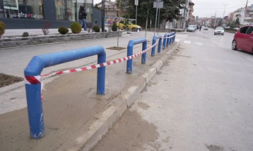 Поставени заштитни столпчиња на булеварот „Трета Македонска ударна бригада“ во Куманово