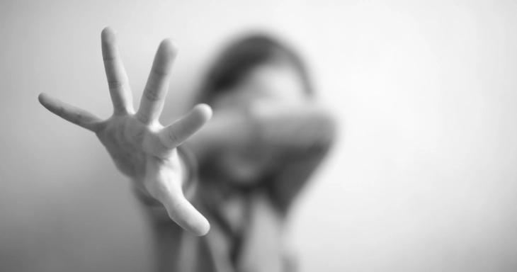 Në Francë dhjetë burra me ndihmën e babait kanë përdhunuar një djalë pesëvjeçar