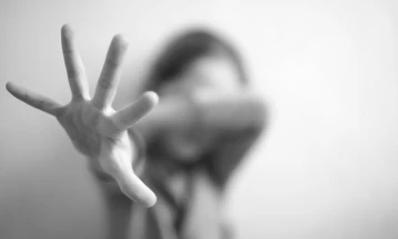 Në Francë dhjetë burra me ndihmën e babait kanë përdhunuar një djalë pesëvjeçar