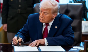 Tramp ka nënshkruar pako të ligjeve, me çka i jepet fund bllokadës së qeverisë amerikane