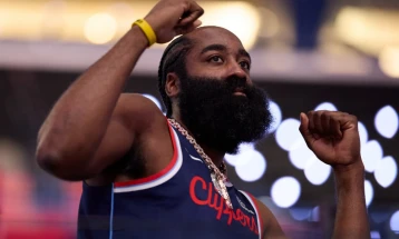 Клиперси го разменија Харден со Кливленд