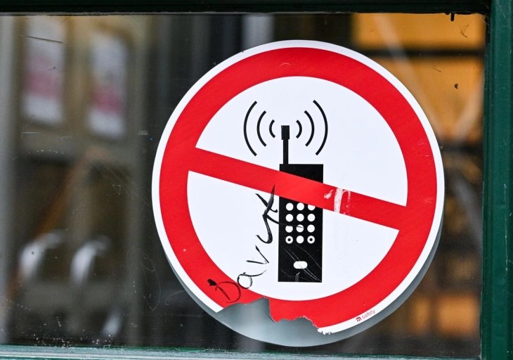 Маск го критикува шпанскиот премиер за планот за забрана на социјални медиуми на лица под 16 години