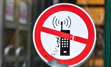 Маск го критикува шпанскиот премиер за планот за забрана на социјални медиуми на лица под 16 години