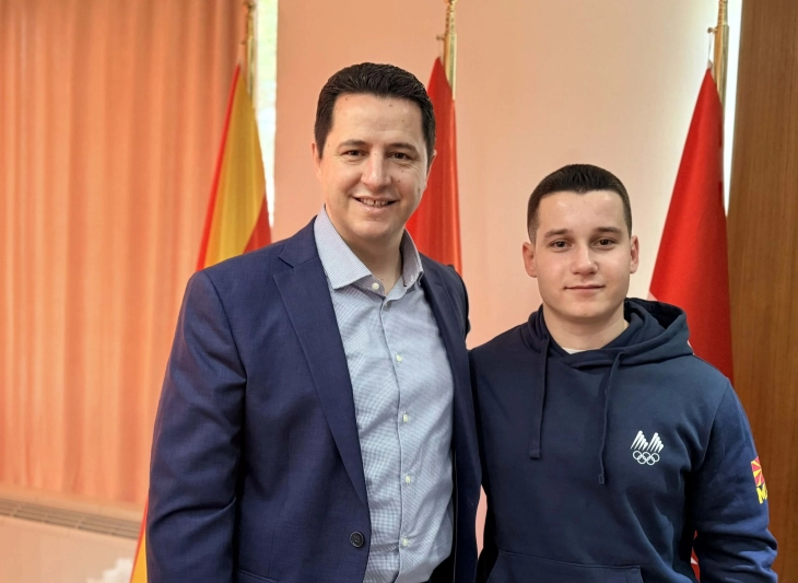 Олимпиецот Виктор Петков на прием кај градоначалникот на општина Гостивар, Ваљбон Лимани