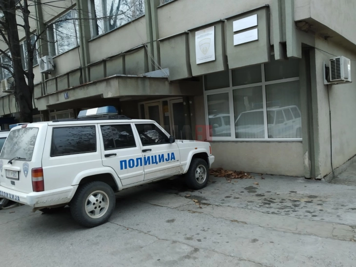 Жител на неготинско село обвинет дека со дрвен предмет се заканувал на татко си