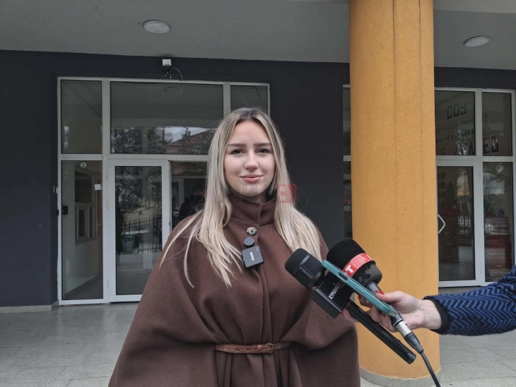 Илина Арсовска, ученичка во трета година во кумановската Гимназија „Гоце Делчев“, дел од македонскиот тим на Европската женска математичка олимпијада