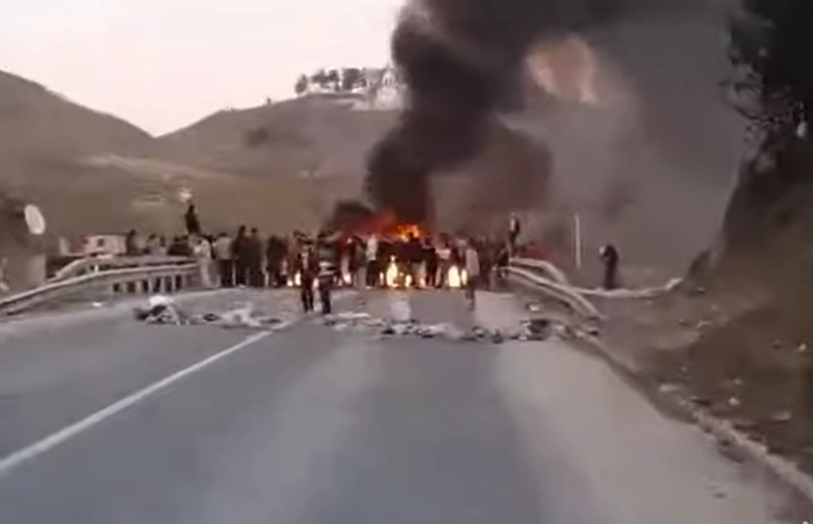 Блокадата над населбата Баир во Битола заврши, се расчистуваат поставените препреки