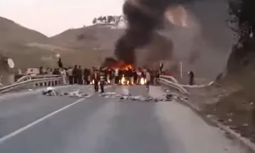 Блокадата над населбата Баир во Битола заврши, се расчистуваат поставените препреки