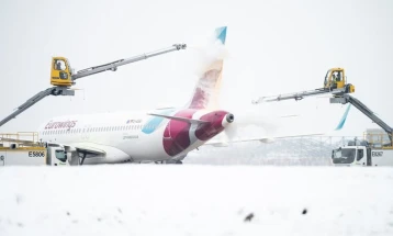 Берлинскиот аеродром ги суспендира сите полетувања поради снег и замрзнат дожд