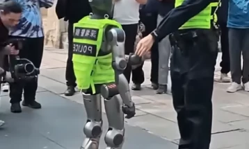 Робот полицаец патролира низ кинеските градови