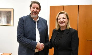 Василевска се сретна со известителот на ЕП за РСМ Вајц, разменети мислења за реформската агенда