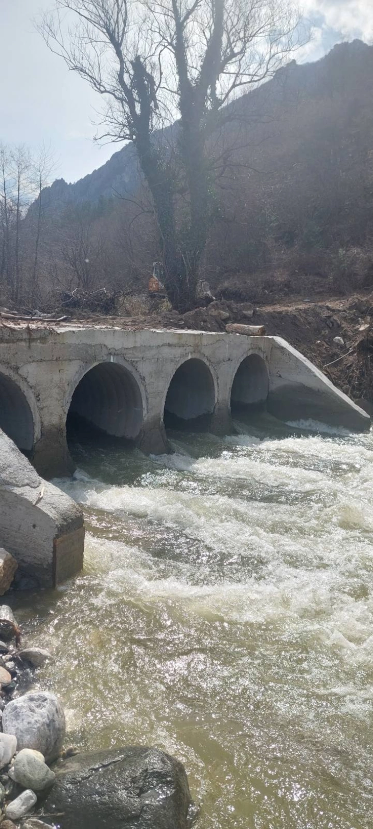 Оштетен преминот на реката Блашница поради надојдена вода