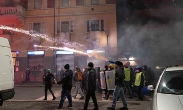 Полицијата употреби солзавец и водени топови на протестот против ЗОИ во Милано
