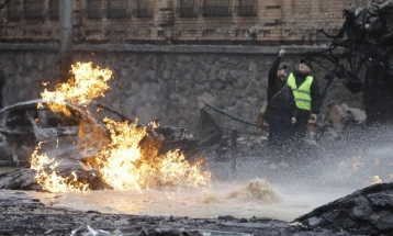 Најмалку едно лице загина, две се повредени во руски напад врз Краматорск, осум повредени во Херсон