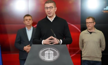 Мицкоски: Постигнат е договор, околу 11 000 административци ќе земат покачување на платите од скоро 40 отсто до 2028 година