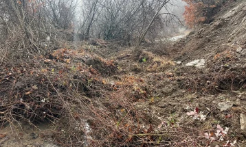 Расчистени одроните од камен, земја и дрва од новиот пат за село Скудриње