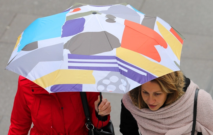 Облачно со повремен дожд