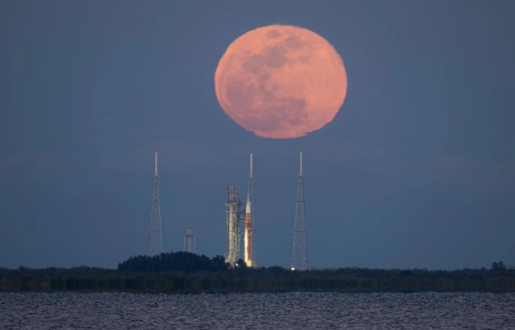 Зошто сите сакаат на Месечината и кој води во новата вселенска трка