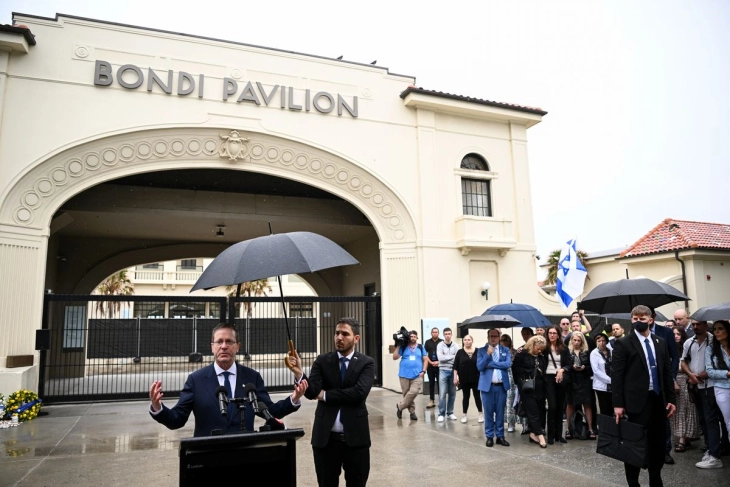 Израелскиот претседател, Исак Херцог, го посети местото на нападот на плажата Бондај во Сиднеј и се сретна со семејствата на жртвите